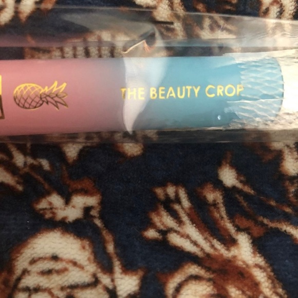 The Beauty Crop Fineapple Powder Brush F203 - Picture 6 of 10